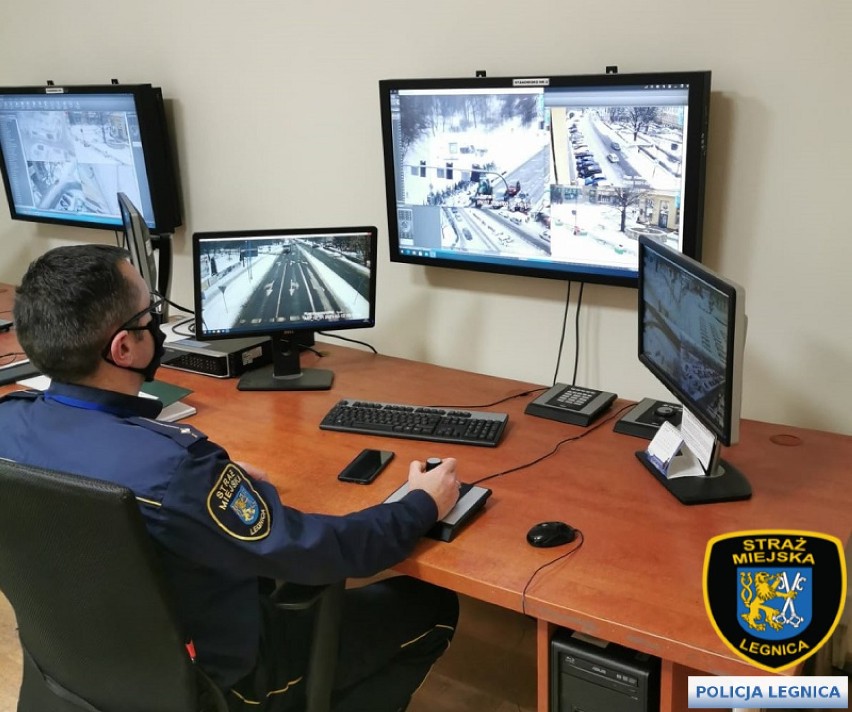 Legnica. Monitoring miejski pomógł schwytać złodzieja, któremu udowodniono 20 kradzieży z włamaniami do sklepów oraz paczkomatów w Legnicy