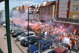 Wielki przemarsz kibiców Zagłębia Lubin na stadion przed meczem z Rakowem, zobaczcie zdjęcia