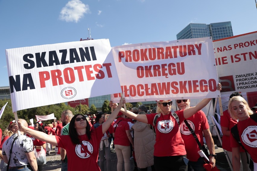 Protest pracowników budżetówki w Warszawie. Spod PKiN ruszył...
