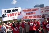 Protest pracowników budżetówki w Warszawie. Spod Pałacu Kultury i Nauki ruszył "Marsz Gniewu". Możliwe duże utrudnienia w ruchu 