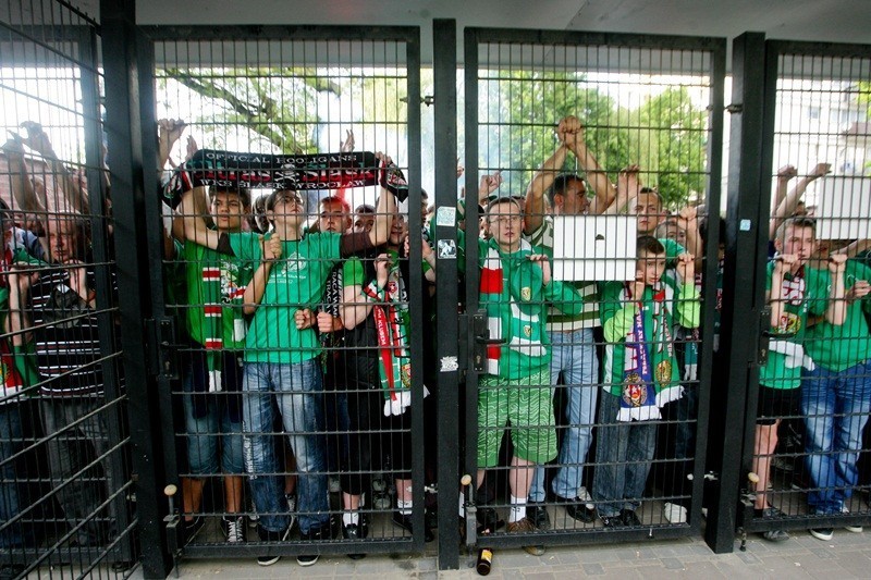 Wrocław: 500 fanów Śląska kibicowało pod stadionem (FILM, ZDJĘCIA)