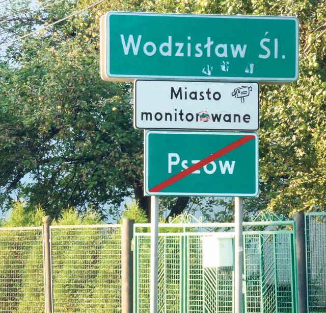 Po co komu informacja, że miasto jest monitorowane, skoro i tak bezkarnie niszczone są wiaty przystankowe, a elewacje budynków są zabazgrane farbą?