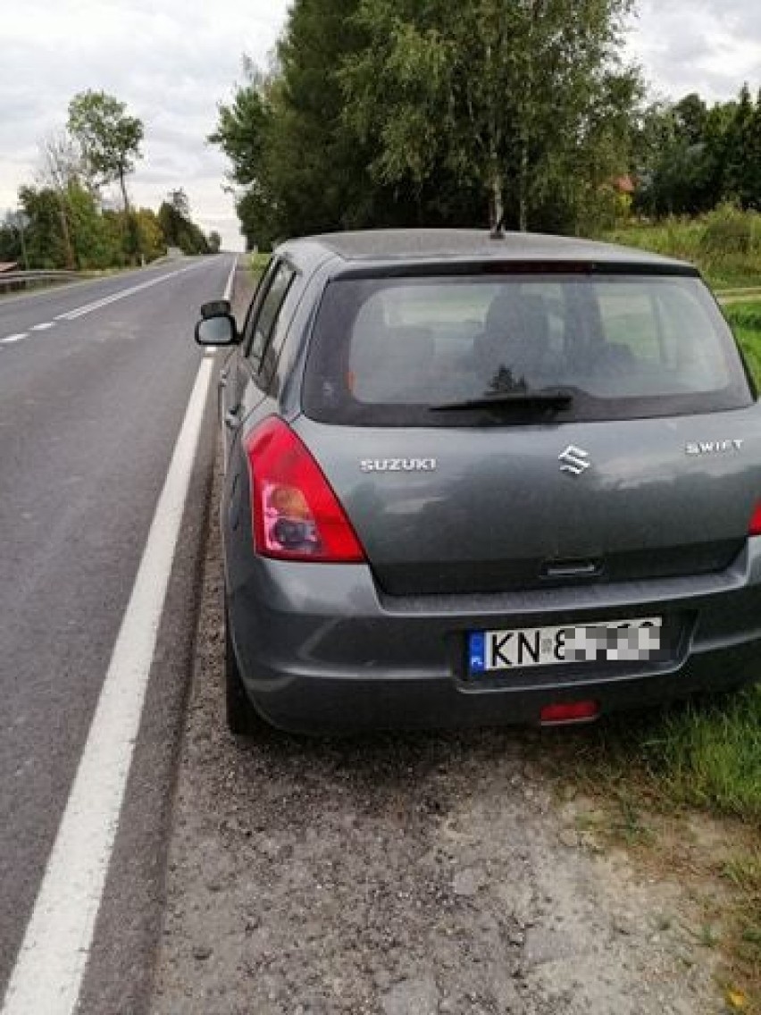 Nowy Sącz, Dobra. Od dwóch tygodni suzuki swift stoi na poboczu krajówki i czeka na właściciela [ZDJĘCIA]