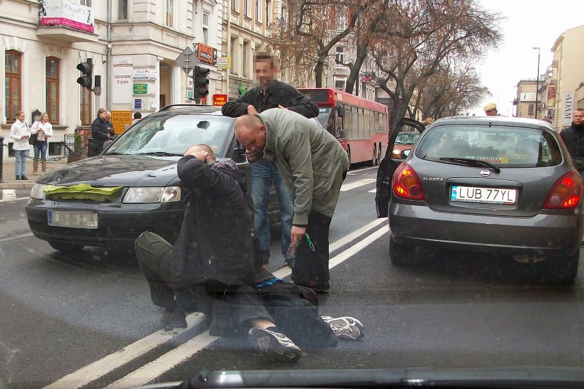 Potrącił dwie osoby na Krakowskim Przedmieściu