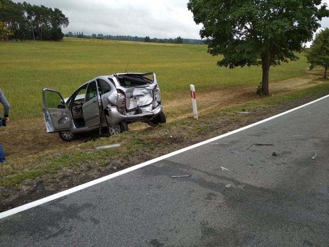 Do wypadku doszło w czwartek, 12 lipca, ok. godz. 15.40 na „trasie śmierci” koło Nowogrodu Bobrzańskiego. Wiadomo, że zderzyły się dwa samochody osobowe i bus.

Droga w miejscu wypadku jest zablokowana w obu kierunkach. Na miejscu jest już zielonogórska policja. Ranne osoby uczestniczące w wypadku są pod opieka ekipy karetki pogotowia ratunkowego.

Aktualizacja, godz. 16.44 
Na miejscu pracują policjanci z zielonogórskiej drogówki. – Jedna osoba została przewieziona do szpitala – mówi nadkom. Tomasz Szuda, naczelnik zielonogórskiej drogówki.

Wiadomo, że bus firmy kurierskiej uderzył w tył citroena, który wpadł jeszcze na osobówkę.

Zobacz też wideo: Skrajna głupota, która może prowadzić do śmierci. Niektórzy kierowcy po S3 jeżdżą pod prąd!


