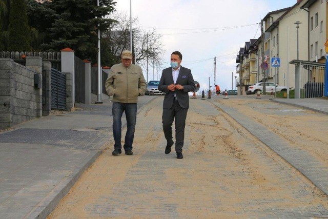 Marek Materek, prezydent Starachowic (z prawej) na budowie ulicy Lutosławskiego w Starachowicach