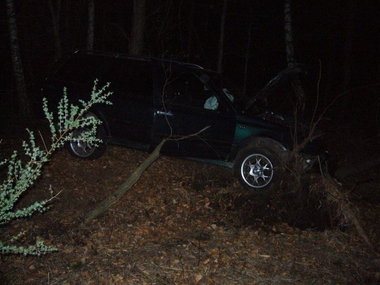 Wypadki Żory: Kierowca volkswagena uderzył w drzewo jadąc drogą techniczną na autostradzie A1 FOTO