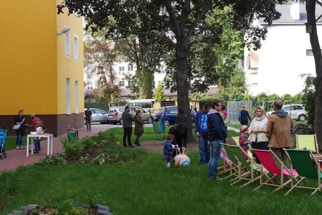 Z inicjatywy mieszkańców Grochowa i osób skupionych wokół Centrum Aktywności Lokalnej przy ul. Paca 40 powstał ogród. Zieleń na podwórku ma nie tylko poprawiać wygląd miejsca, lecz również służyć jako teren rekreacji i działań społecznych.