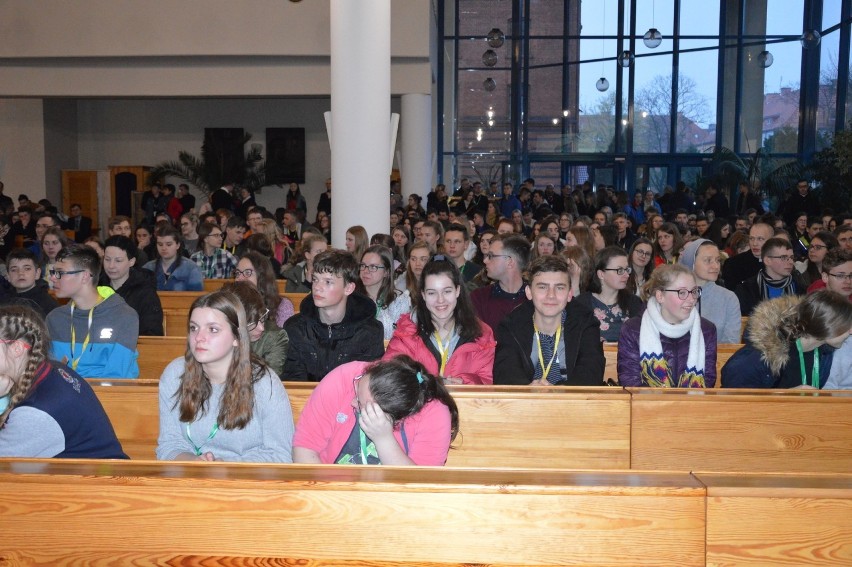 W sobotni wieczór przed Niedzielą Palmową młodzież wypełniła kościół seminaryjny w Opolu