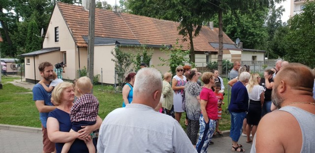 Głośna sprawa przymusowej rozbiórki przybudówek w domkach na Radogoszczu w Łodzi – w których mieszkańcy mają np. łazienki – już wcześniej otarła się o... rząd. Magistrat w czwartek (22 lipca) ujawnił korespondencję z 2018 r., w której Hanna Zdanowska, prezydent Łodzi, zwróciła się do Andrzeja Adamczyka, ministra infrastruktury, o zgodę „na odstępstwo od przepisów techniczno-budowlanych”. Udzielenie takiej zgody, według magistratu, pozwoliłoby na legalizację przybudówek i na uniknięcie obecnych problemów mieszkańców (na zdjęciu ich zebranie z 20 lipca). Jednak odpowiedź z rządu była negatywna...

>>> Czytaj dalej przy kolejnej ilustracji >>>







...