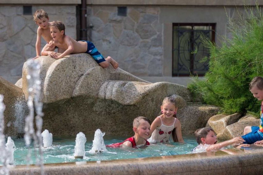 Kąpiel w fontannie na pacu Szczepańskim to wielka frajda dla...