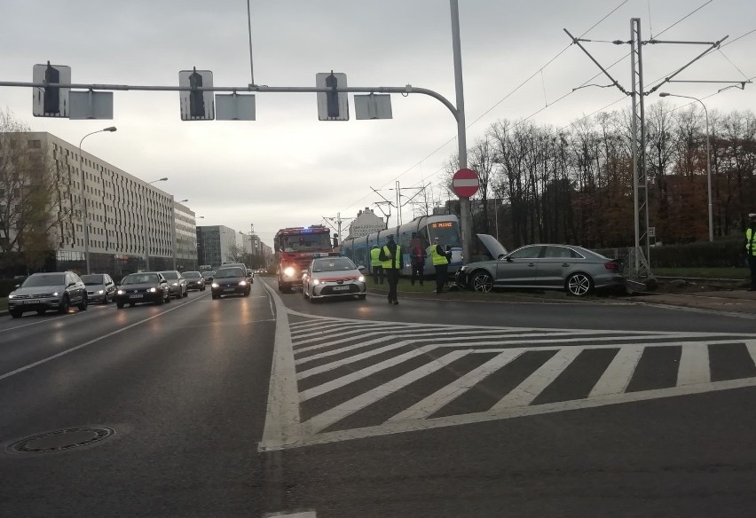 Wrocław. Zobacz zdjęcia z groźnie wyglądającego wypadku na ul. Legnickiej. Auto uderzyło w słup