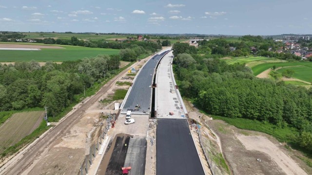 Budowa S52 Północnej Obwodnicy Krakowa rozpoczęła się w lipcu 2020 r. Droga była przewidziana do realizacji do lipca 2023 roku, ale nie uda się dotrzymać tego terminu. Będzie raczej oddawana etapami w tym i przyszłym roku.