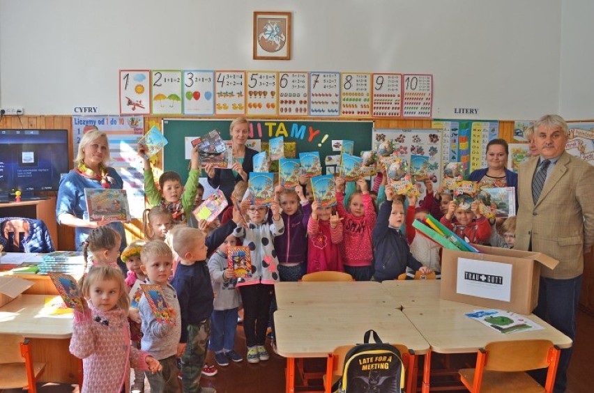 Uczniowie grupy przedszkolnej przy Gimnazjum w Czarnym Borze pokazują, co dostali od polskich kolegów