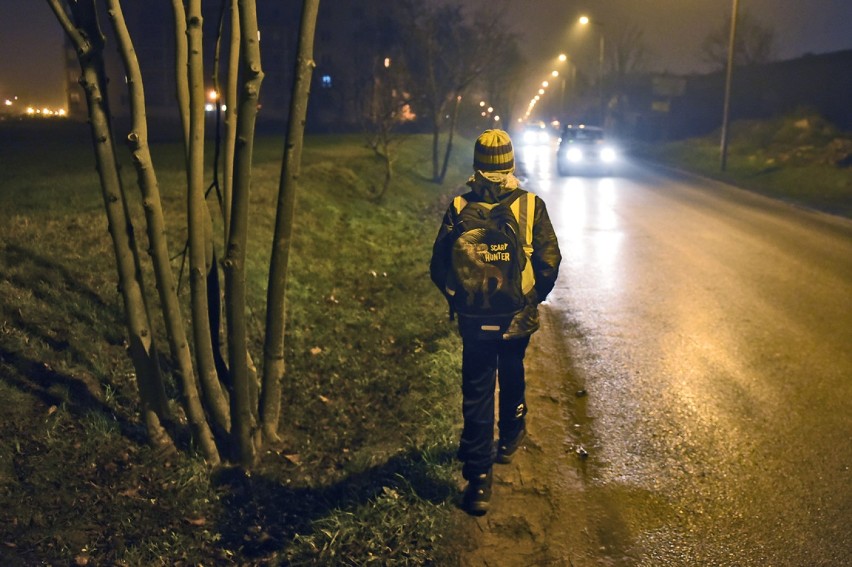 Jesienią i zimą zmrok zapada szybko namawiamy zatem, aby "świecić przykładem" z odblaskami i być widocznym po zmierzchu