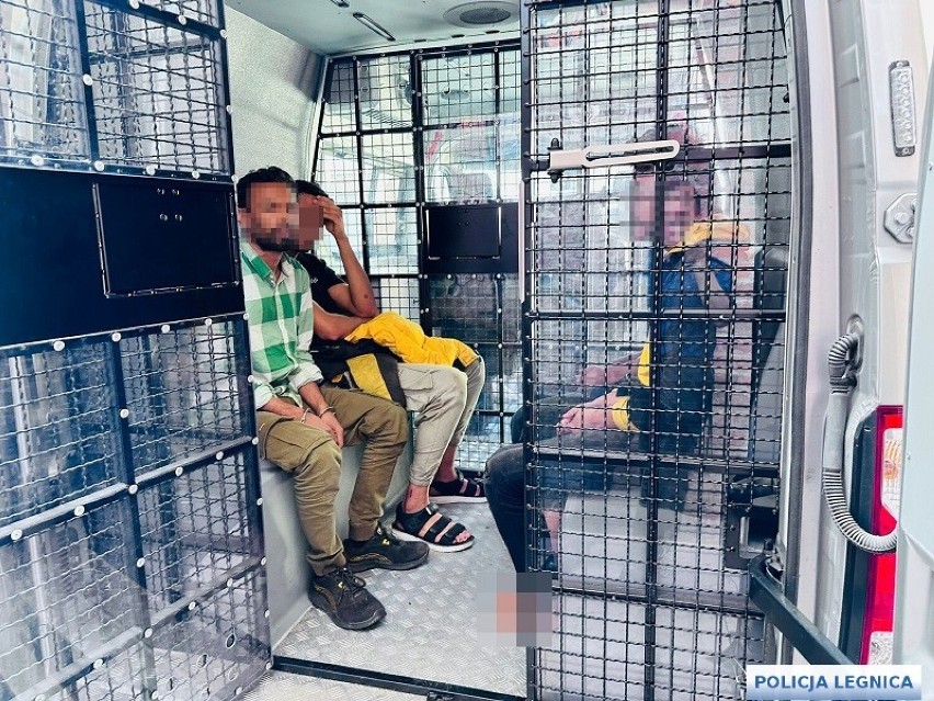 Policjanci z Legnicy zatrzymali nielegalnych emigrantów z Bangladeszu i Pakistanu
