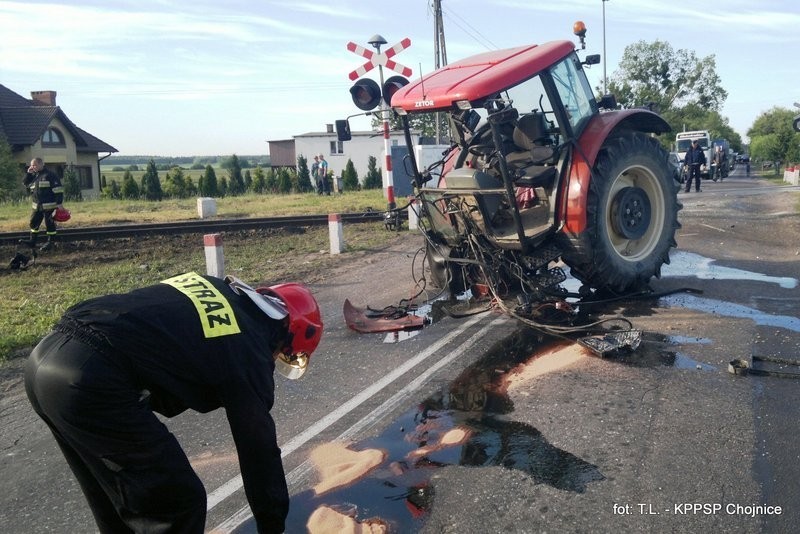 PSP Chojnice: Wypadek na przejeździe kolejowym w Nieżychowicach [ZDJĘCIA]