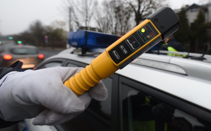 Badania trzeźwości a koronawirus. Sanepid zalecił policji powrót do alkomatów z wymiennym ustnikiem