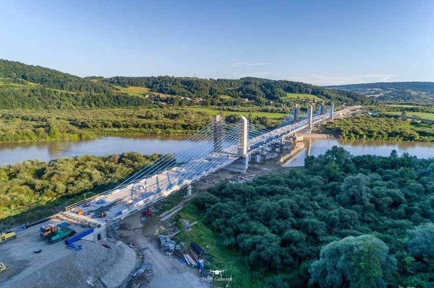 Kurów. Nowym mostem na Dunajcu przy DK75 w kierunku Nowy Sącz - Brzesko przejedziemy jesienią. Na jakim etapie są prace? [ZDJĘCIA]