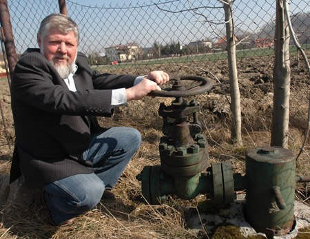 Odwierty były tu w latach 80. minionego stulecia &amp;#8211; mów Zdzisław Bylok, wójt Jaworza. 1600 metrów po ziemią woda ma 42 stopni C., zabrakło jednak pieniędzy, by pokłady te wykorzystać do celów rekreacyjnych.