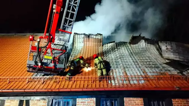 Dziesięć zastępów straży pożarnej gasiło pożar budynku gospodarczego w gminnie Kołczygłowy. Straty wyniosły około pół miliona złotych.