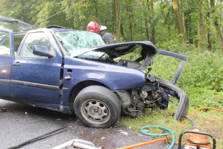 Wypadek w Książęcym Lesie - kierowca golfa w ciężkim stanie.