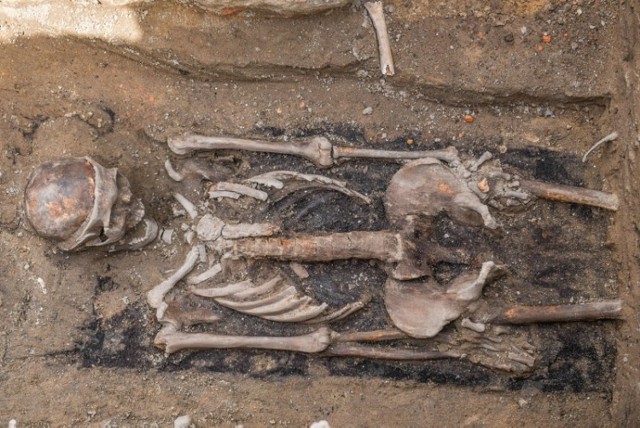 Podczas prac archeologicznych na placu Kolegiackim w Poznaniu znaleziono pochodzący z XVI lub pierwszej połowy XVII wieku szkielet z widocznymi śladami przeprowadzonej trepanacji czaszki.