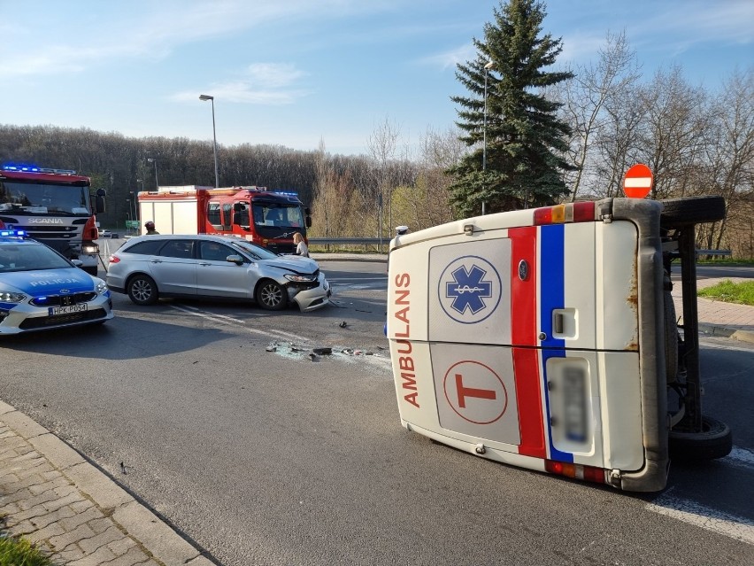 Wypadek w Przemyślu. Kierująca fordem uderzyła w karetkę do transportu medycznego [ZDJĘCIA]