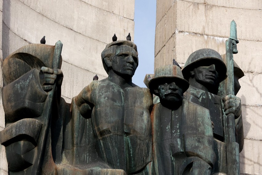 Ojcowie Bernardyni ogrodzili Pomnik Czynu Rewolucyjnego w Rzeszowie. Jego stan techniczny jest zły [ZDJĘCIA, WIDEO]