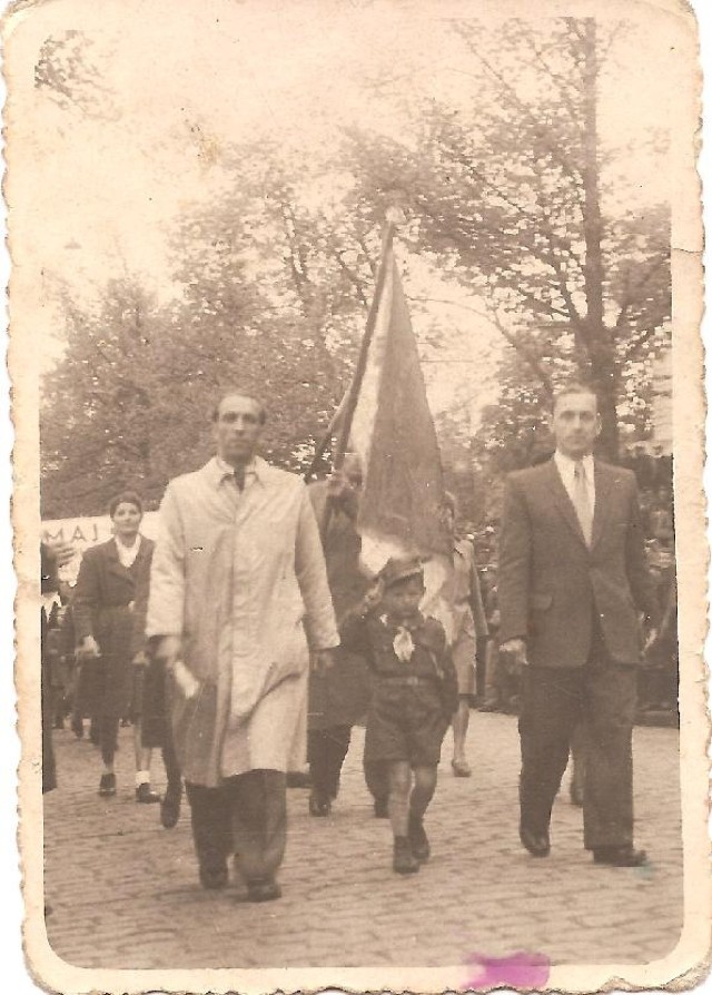 Dwa pokolenia Stargardzian. Od lewej: Banaszak Władysław (instruktor w Związku Spółdzielni Spożywców SPOŁEM), syn pana Banaszak (salutujący harcerz), Cholewa Józef (działacz sportowy, wiceprezes spółdzielni rolniczo-handlowej Rolnik),z tyłu idzie pani Szwarcówna (ojciec pracował w Młynie)
