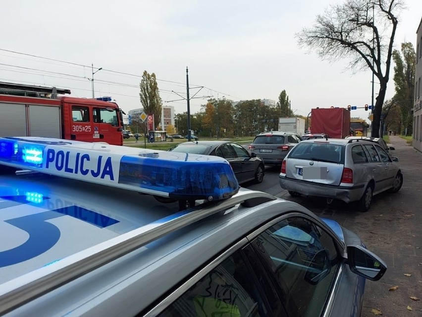 Środa na łódzkich drogach. Wypadek trzech aut na al. Piłsudskiego, samochód na dachu na ul. Kopcińskiego