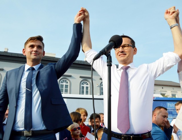 Premier Mateusz Morawiecki zaprezentował kandydata PiS na burmistrza Łowicza. Został nim Jakub Wolski (z lewej)