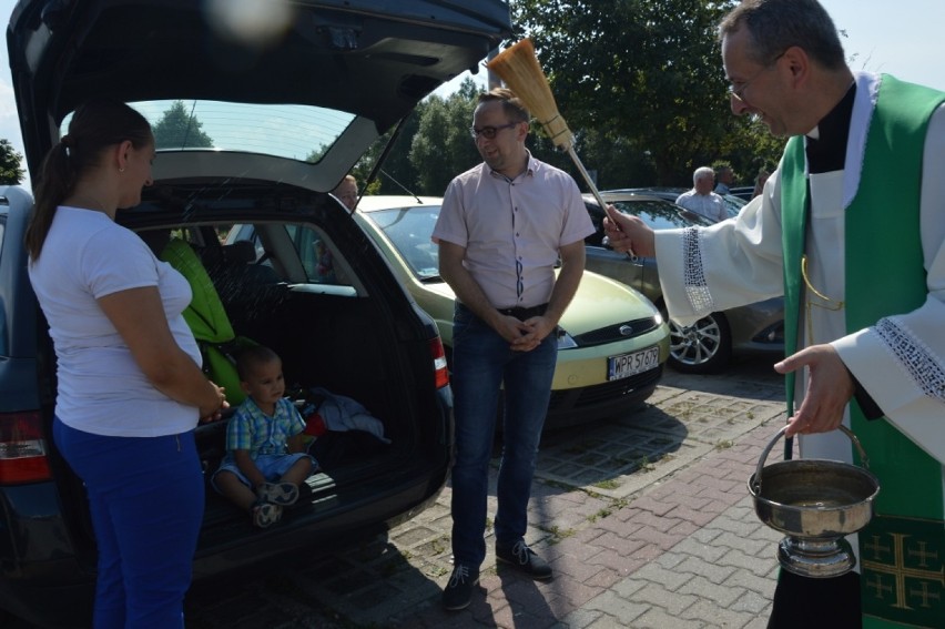 Święcenie pojazdów w parafii na os. Dolnośląskim w Bełchatowie