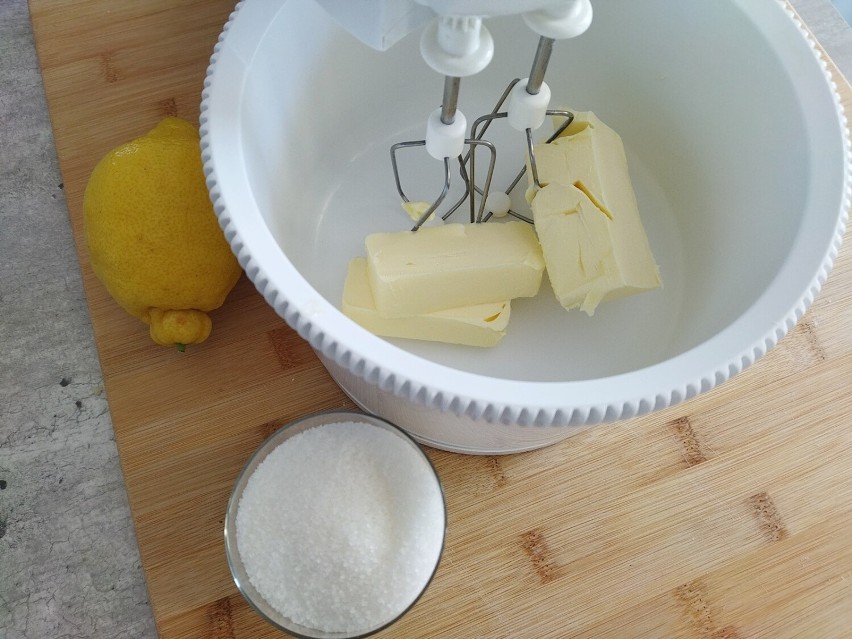 Przygotowanie ciastek zacznij od utarcia miękkiego masła z...