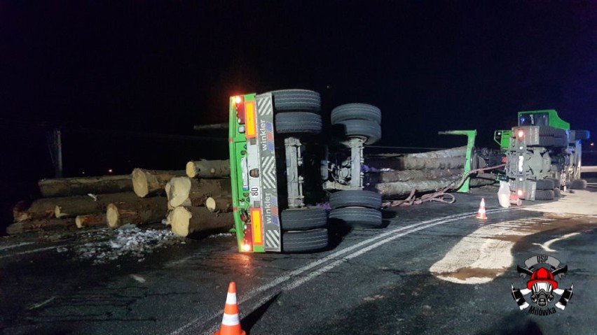 Milówka: Wywrócona ciężarówka z drewnem na S1. Trasa była zablokowana przez 5 godzin [ZDJĘCIA, WIDEO]