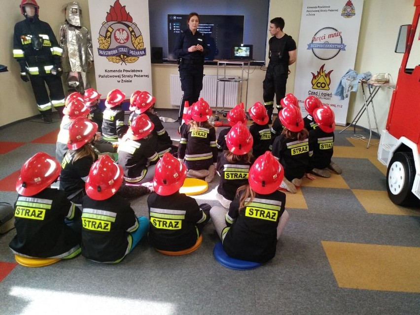 Profilaktyka w sali Ognik w Żninie. Dzieciom z Piechcina o bezpieczeństwie opowiadali strażak i policjantki [zdjęcia]