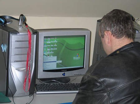 Policja zabezpieczyła wszystkie komputery w kawiarence internetowej w Dobrodzieniu.  MICHAŁ TABAKA