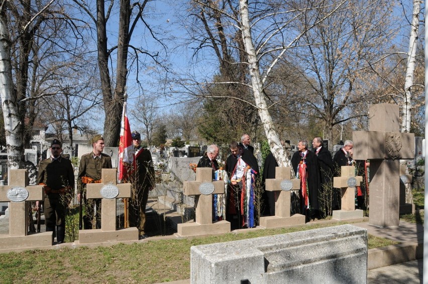 Wieńce  na grobach polskich żołnierzy w Egerze