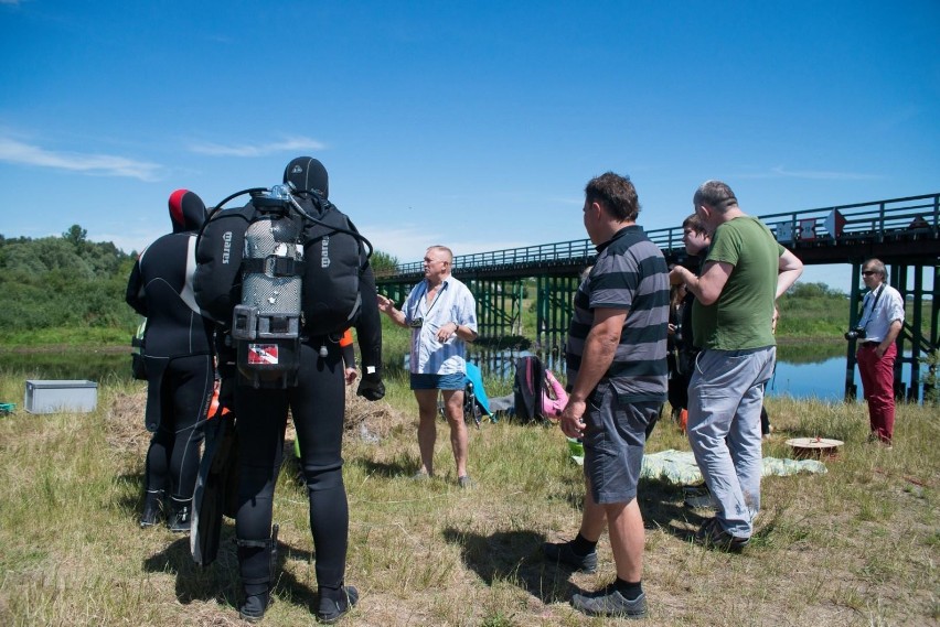 Aparat fotografika Wiktora Wołkowa utonął w odmętach Narwi.