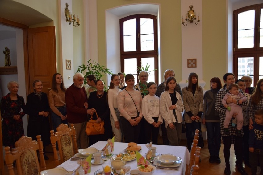 Wielkanocne śniadanie Biskup Piotr Sawczuk zjadł w gronie...