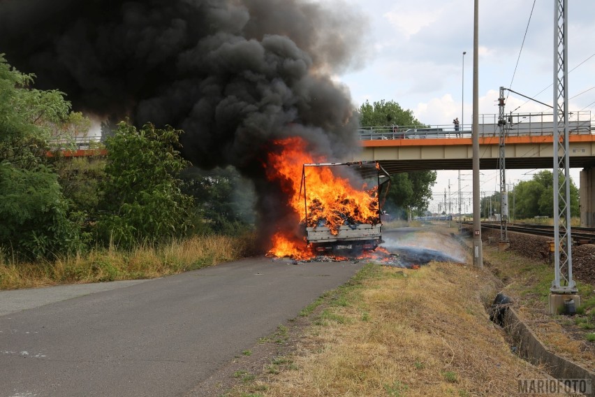 Pojazd zapalił się na ul. Torowej w Opolu, to wąska droga...