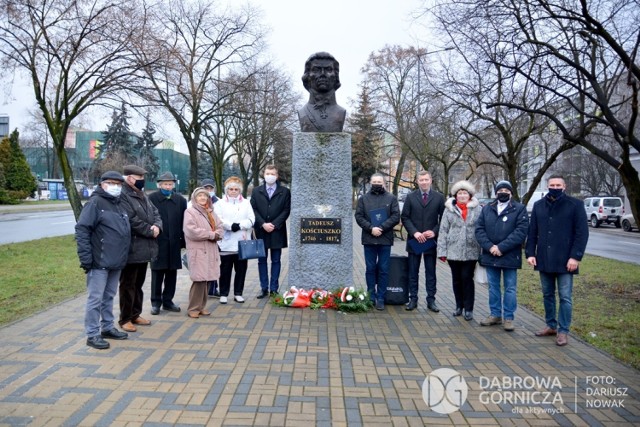 Spotkanie pod pomnikiem Tadeusza Kościuszki i tablicą pamiątkową Zobacz kolejne zdjęcia/plansze. Przesuwaj zdjęcia w prawo - naciśnij strzałkę lub przycisk NASTĘPNE