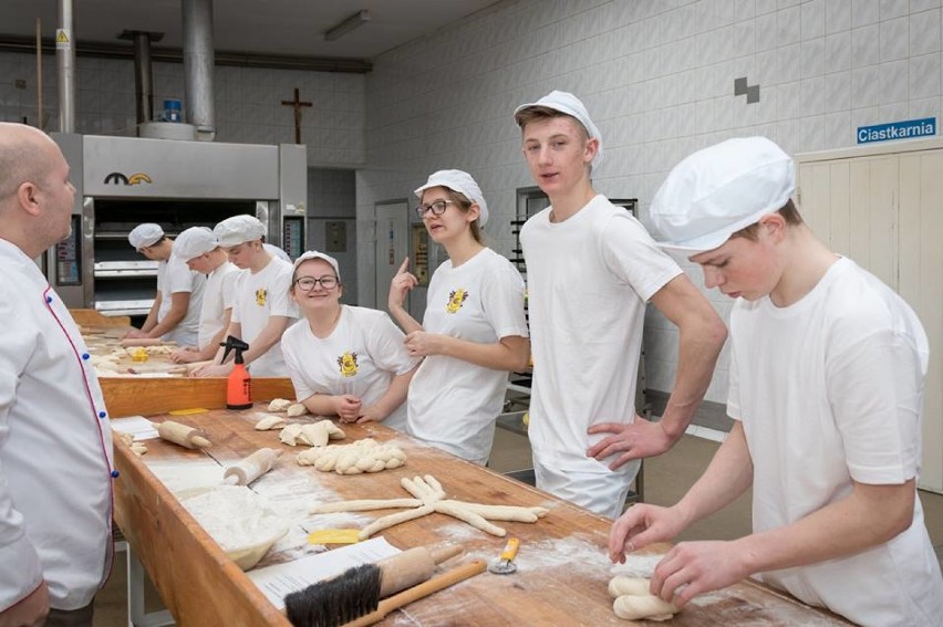 Bułki, chałki, chleby, drożdżówki... rogale. Młodzi piekarze pokazali, jak to się robi! [ZDJĘCIA]