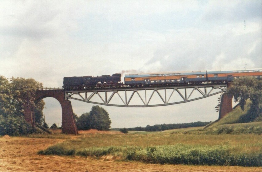 Lokomotywa Oi-49 na moście w Chrzypsku Małym, rok 1994