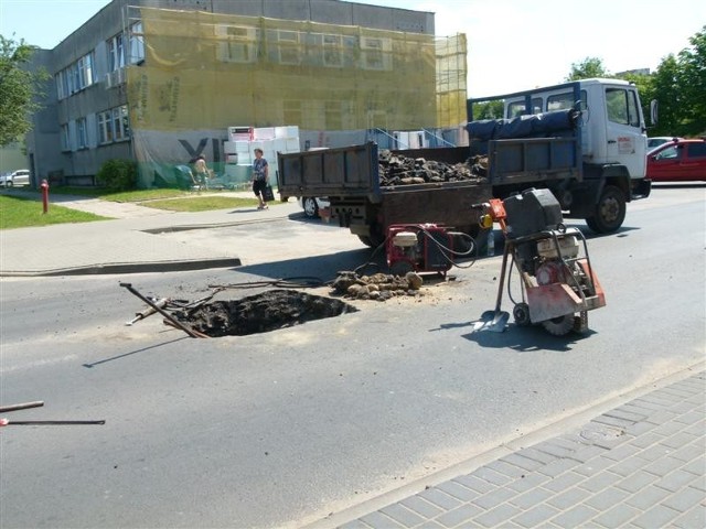 Prace na Getta Żydowskiego, gdzie zapadła się jezdnia, rozpoczęto dzisiaj. Ulica będzie zamknięta na tym odcinku prawdopodobnie do czwartku