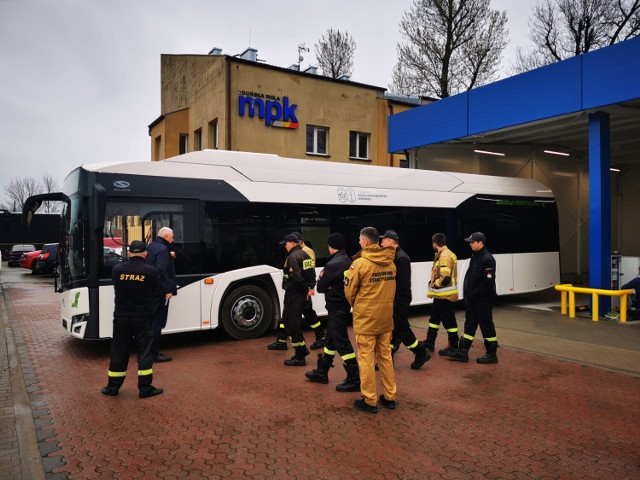 Strażacy z Jednostki Ratowniczo-Gaśniczej PSP zapoznali się z budową nowych autobusów Miejskiego Przedsiębiorstwa Komunikacji w Zduńskiej Woli
