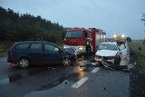 Leśnice. Podwójne, czołowe zderzenie na krajowej "6" w Leśnicach. Kobieta trafiła do szpitala