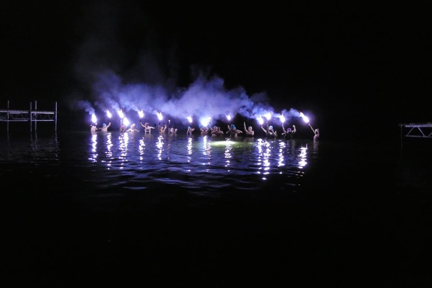Powidzkie Morsy Libero. Zaliczyli świąteczną kąpiel w zimnym jeziorze z jasnymi racami [FOTO]