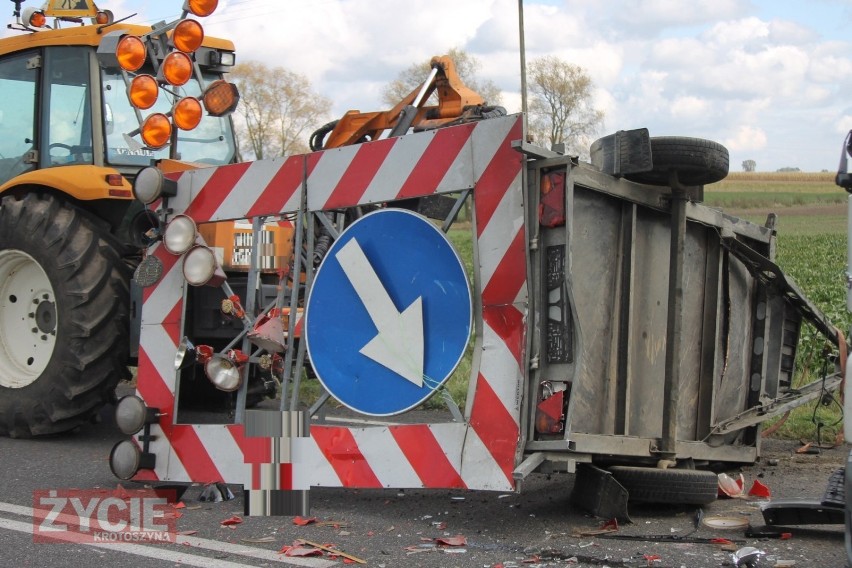 Wypadek w Bożacinie. Droga Krajowa nr 15 zablokowana. Wytyczono objazd przez Rozdrażew [ZDJĘCIA]                           