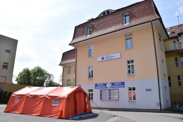 Oddział chorób wewnętrznych w szpitalu powiatowym w Kluczborku będzie nieczynny co najmniej do 22 maja. Jeden z dwóch lekarzy zatrudnionych na oddziale sam zachorował.
